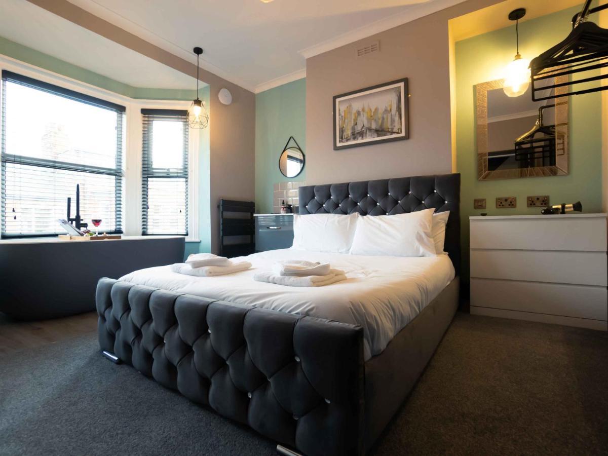 Pass The Keys Amazing, Newly Renovated 5Bedroom House Sleeps 10 Scarborough Exteriér fotografie